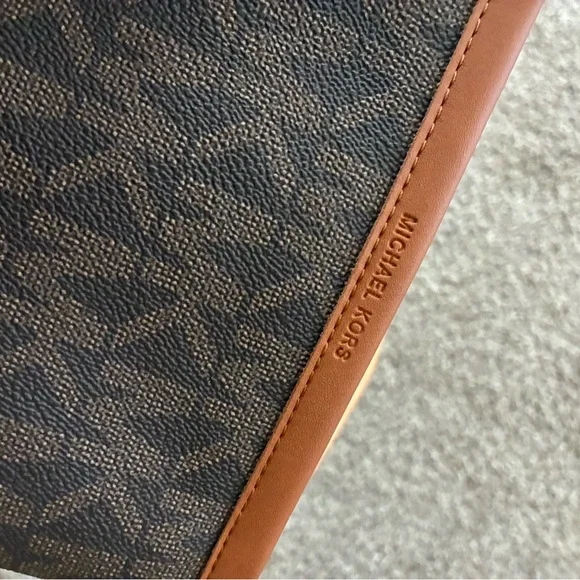 Michael Kors Brown Leather Crossbody Bag with Adjustable Strap - Picture 4 of 6